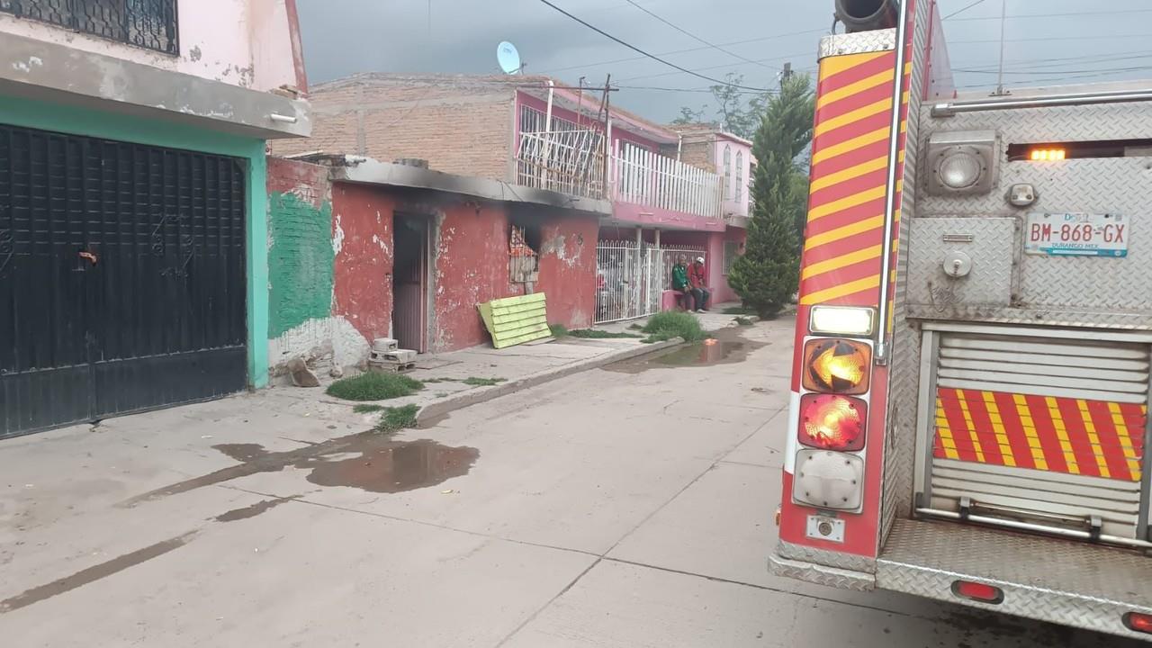 Elementos del cuerpo de bomberos sofocaron un incendio en la colonia Zapata. Foto: Especial.