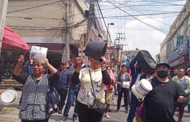 Sacaron las cubetas...para protestar; exigen agua en sus casas (VIDEO)