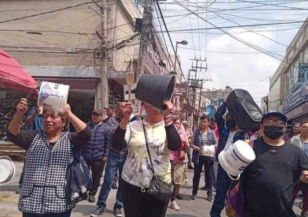 Sacaron las cubetas...para protestar; exigen agua en sus casas (VIDEO)