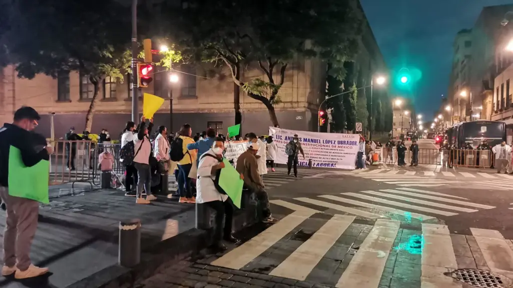 Trabajadores de IMSS Bienestar de Guerrero protestan en el Zócalo capitalino