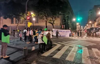 Trabajadores de IMSS Bienestar de Guerrero protestan en el Zócalo capitalino