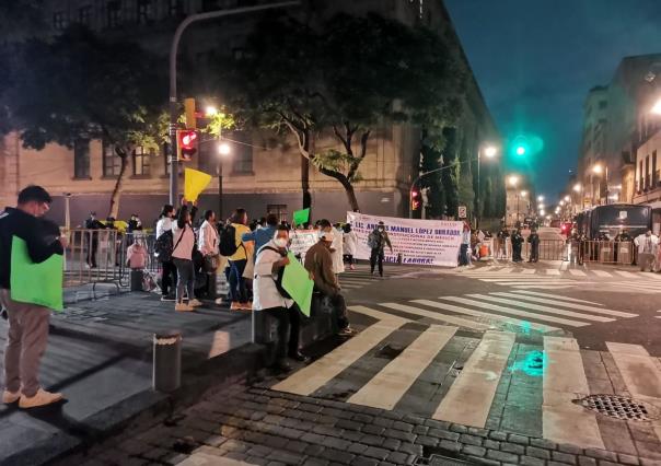 Trabajadores de IMSS Bienestar de Guerrero protestan en el Zócalo capitalino