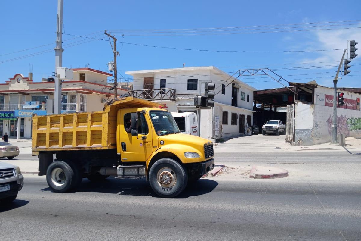 Vehículo de carga pesada circulando en la ciudad. Foto: Irving Thomas / POSTA BCS