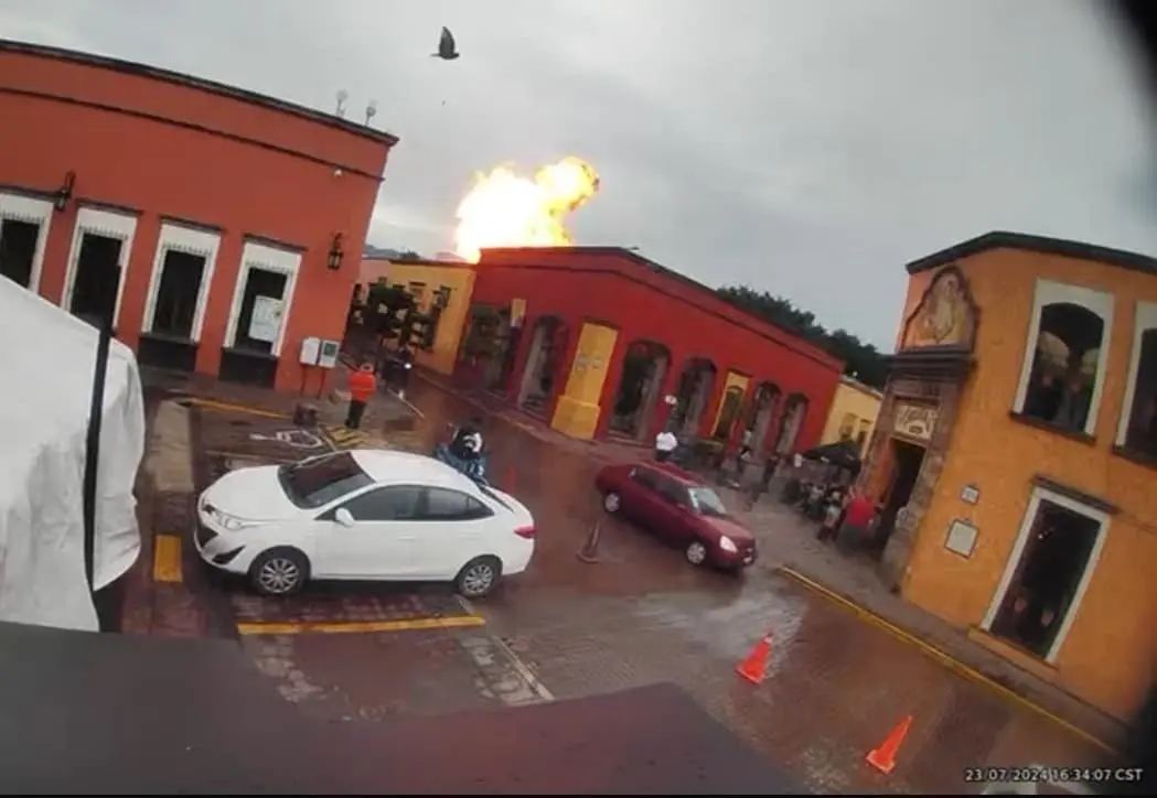 El momento de la explosión fue captado por una cámara, se aprecia el alambique volar por el aire. Foto: Captura de pantalla