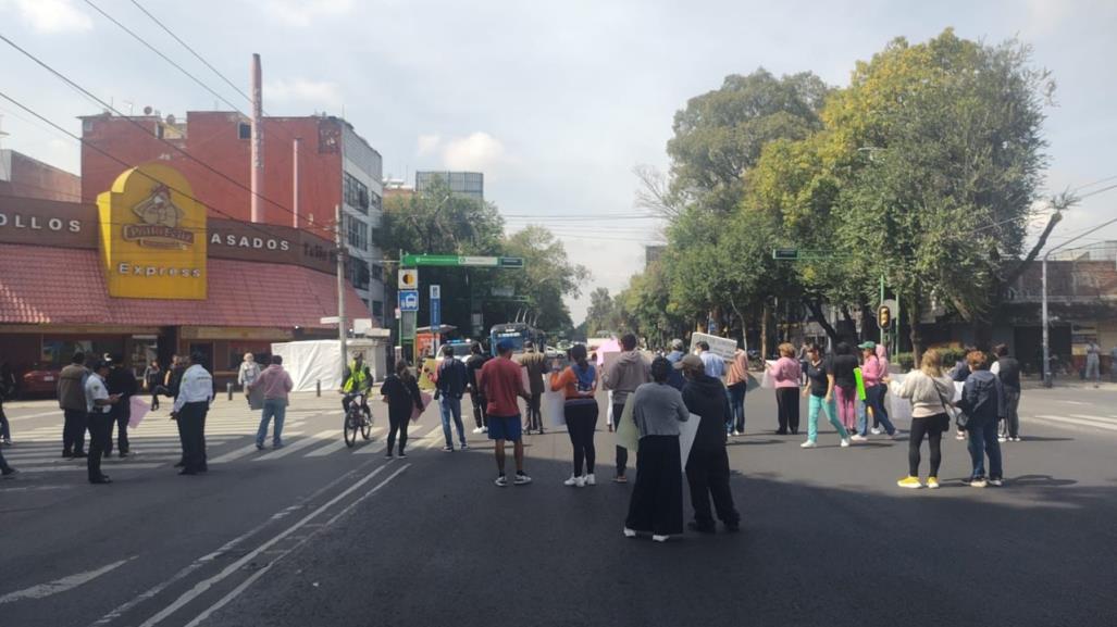 Vecinos de la Obrera bloquean Eje Central, exigen desasolve de drenaje