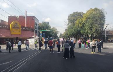 Vecinos de la Obrera bloquean Eje Central, exigen desasolve de drenaje