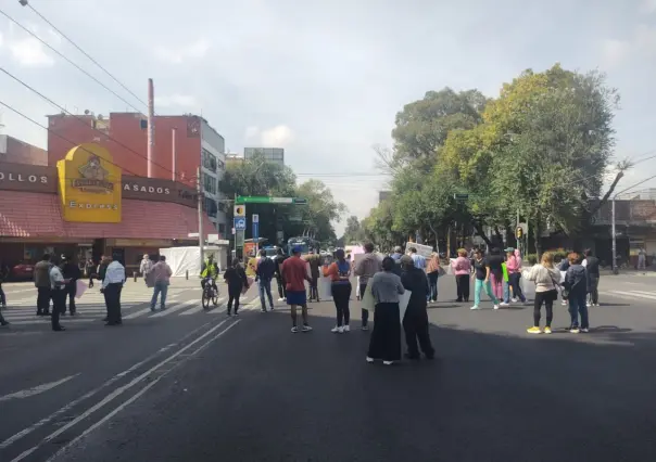 Vecinos de la Obrera bloquean Eje Central, exigen desasolve de drenaje