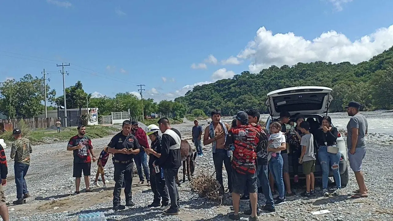 Protección Civil realiza exitoso rescate de 16 personas en el río Pilón. Foto. PC NL