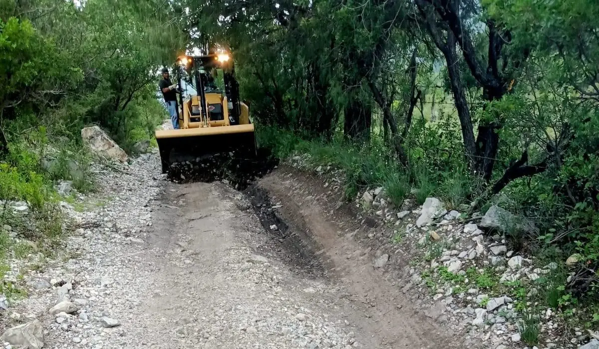 Retroexcavadora en caminos rurales. Foto: Gobierno de Santa Catarina