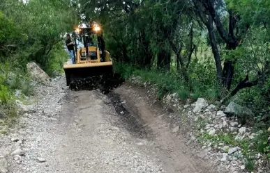 Avanza reconstrucción de caminos en Santa Catarina: abren paso a Sierra Alta