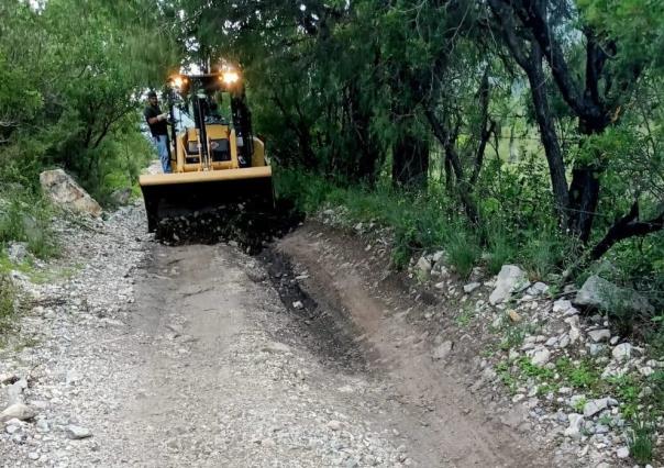 Avanza reconstrucción de caminos en Santa Catarina: abren paso a Sierra Alta