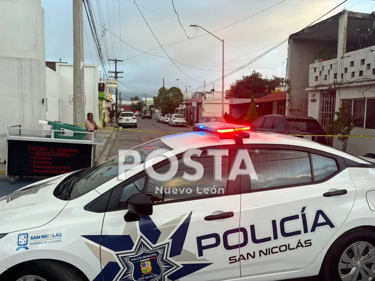 Patrullas de la policía de San Nicolás cubriendo la calle Murcia, donde ocurrió el homicidio. Foto: Raymundo Elizalde.