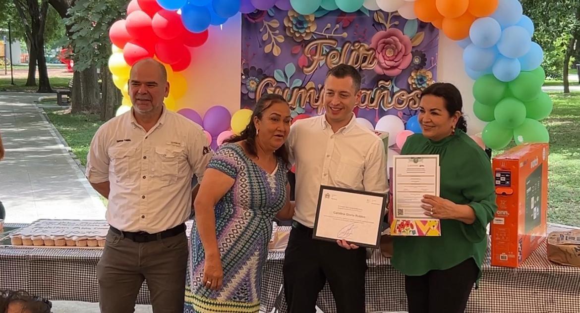 El alcalde, Luis Donaldo Colosio indicó que los graduados son elementos, cuya edad, varía entre 32 y 75 años, y todos tienen más de 10 años de servicio en el municipio. Foto. Armando Galicia.