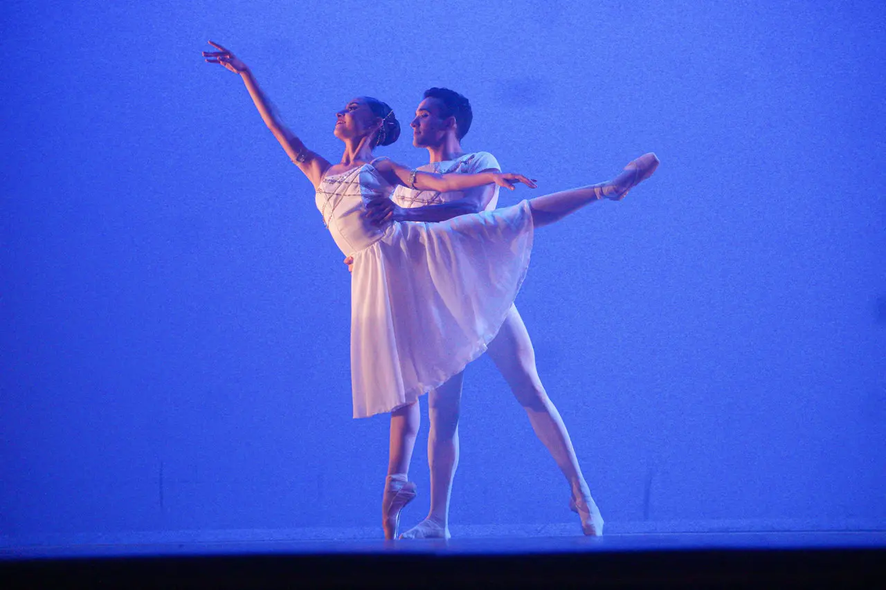 Los alumnos llenaron el escenario de la magia y elegancia de la danza. Foto: Segey