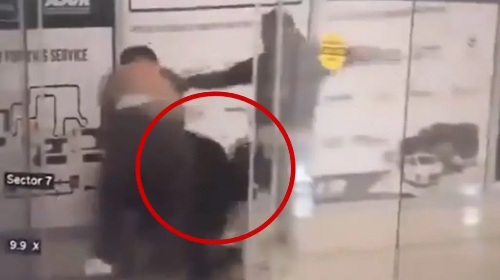 Brutal golpiza a conductor de Uber en Aeropuerto (VIDEO)