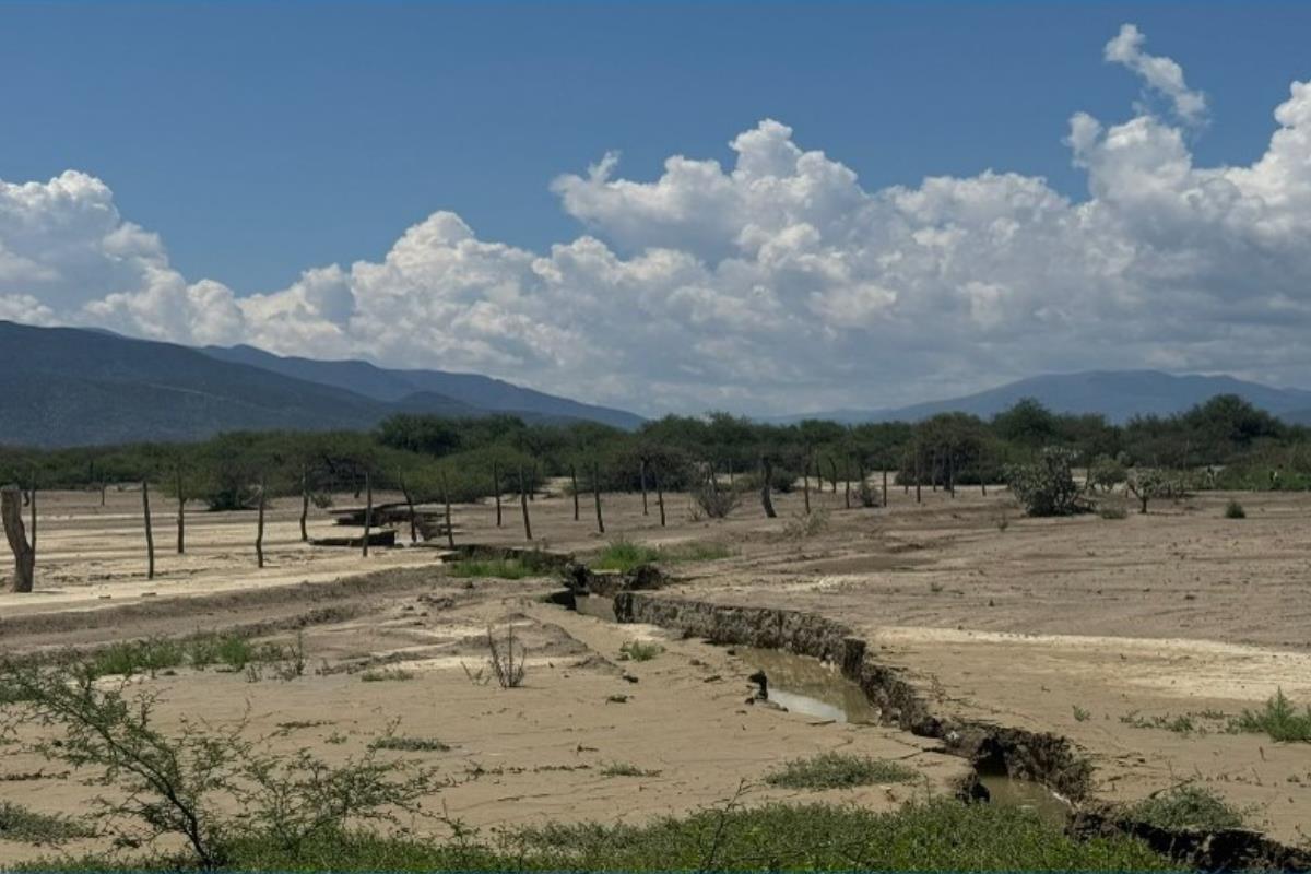 Tras las lluvias de semanas pasadas la tierra se abrió a lo largo de varios kilómetros afectando carreteras, caminos y viviendas. Foto: Daniel Espinoza