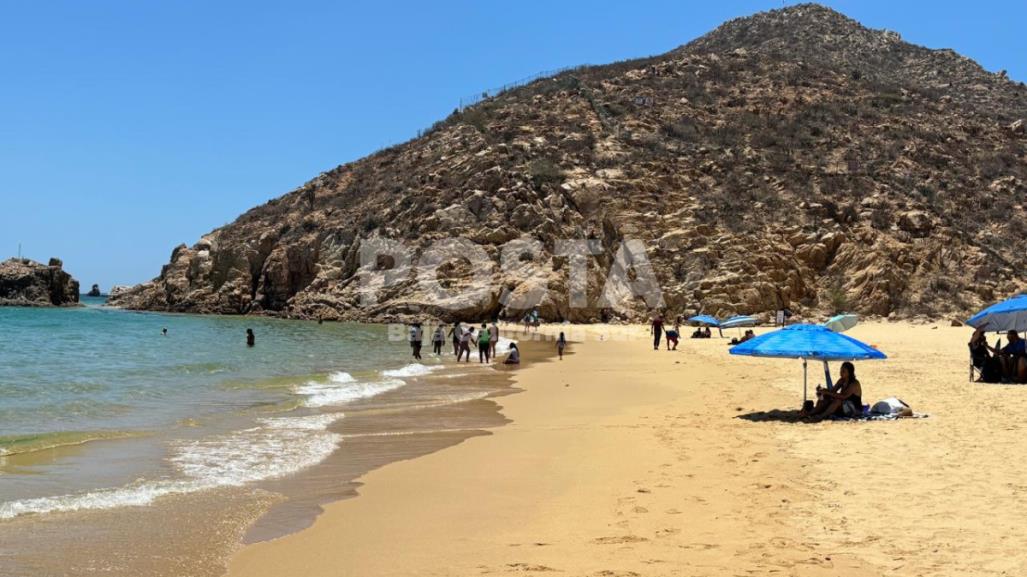 Familias de Los Cabos disfrutan de playa La Empacadora  en estas vacaciones