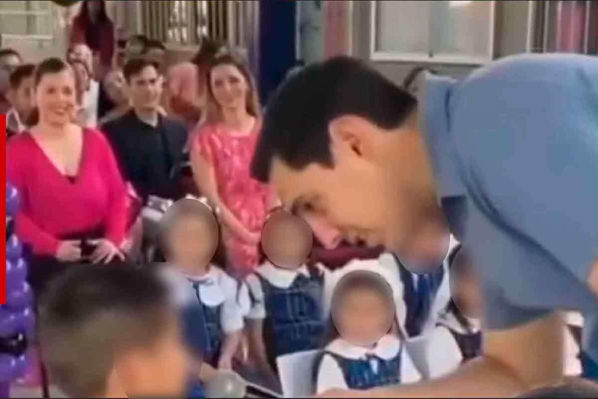 Alcalde electo de Apodaca junto a niños de un kínder. Foto: Especial