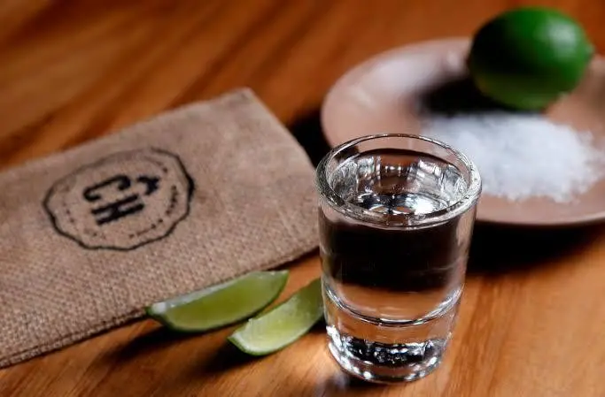 El tequila es uno de los aguardientes con mayor tradición de México. Foto. trecopasdeagave.com