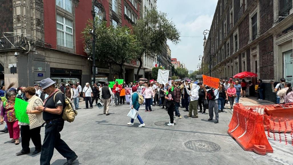 Trabajadores de la extinta Ruta 100 cierran vialidades y marchan al Zócalo