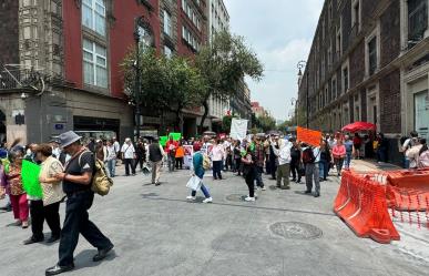 Trabajadores de la extinta Ruta 100 cierran vialidades y marchan al Zócalo