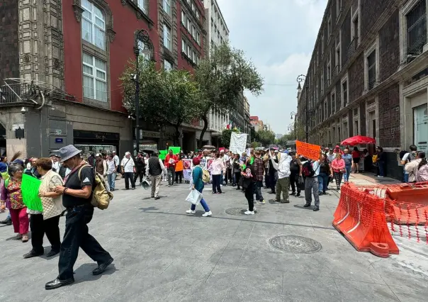 Trabajadores de la extinta Ruta 100 cierran vialidades y marchan al Zócalo