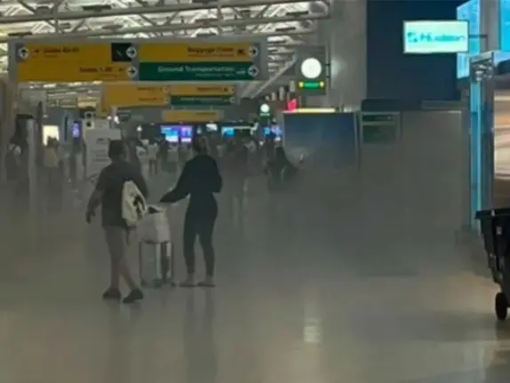 Incendio en la terminal del aeropuerto John F. Kennedy. Foto: Diario de México.