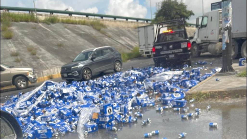 Volcadura y rapiña provocan caos vial en Guadalupe