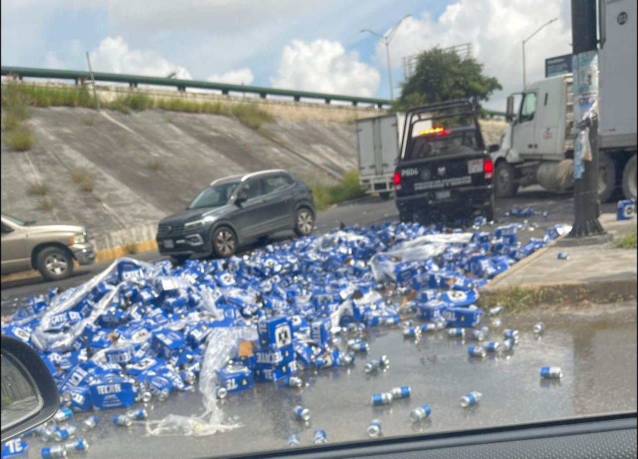 La cerveza que cargaba alcohol fue levantado por gente que pasaba en la zona. Foto: Cortesía.