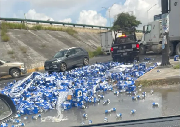 Volcadura y rapiña provocan caos vial en Guadalupe