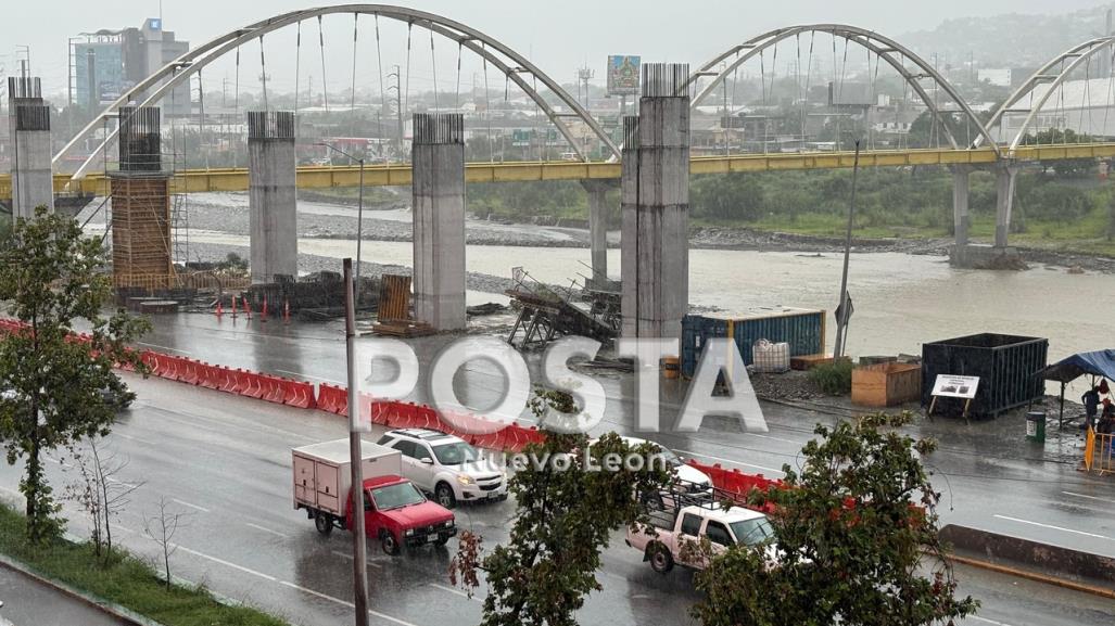 Crece corriente del río Santa Catarina durante intensas lluvias en Nuevo León