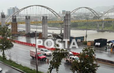 Crece corriente del río Santa Catarina durante intensas lluvias en Nuevo León