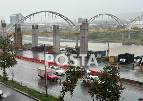 Crece corriente del río Santa Catarina durante intensas lluvias en Nuevo León