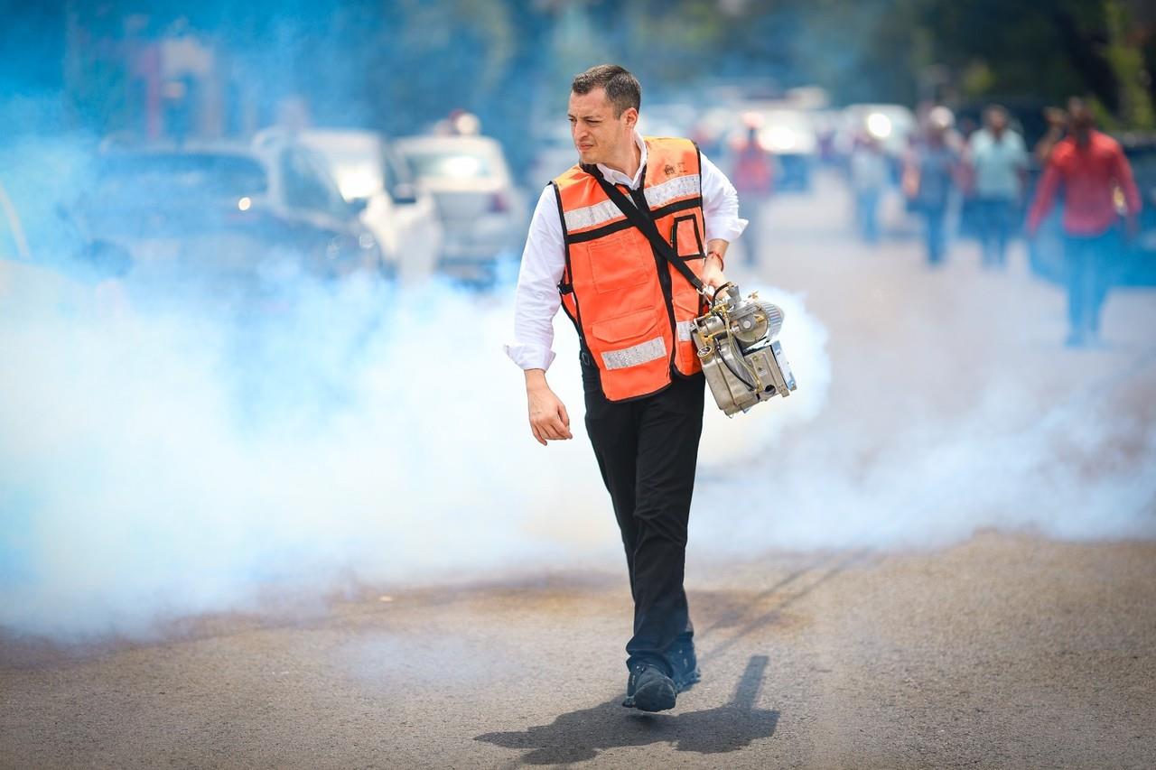 El edil regio, supervisó los trabajos de descacharrización y fumigación en la colonia Emiliano Zapata. Foto: Armando Galicia.