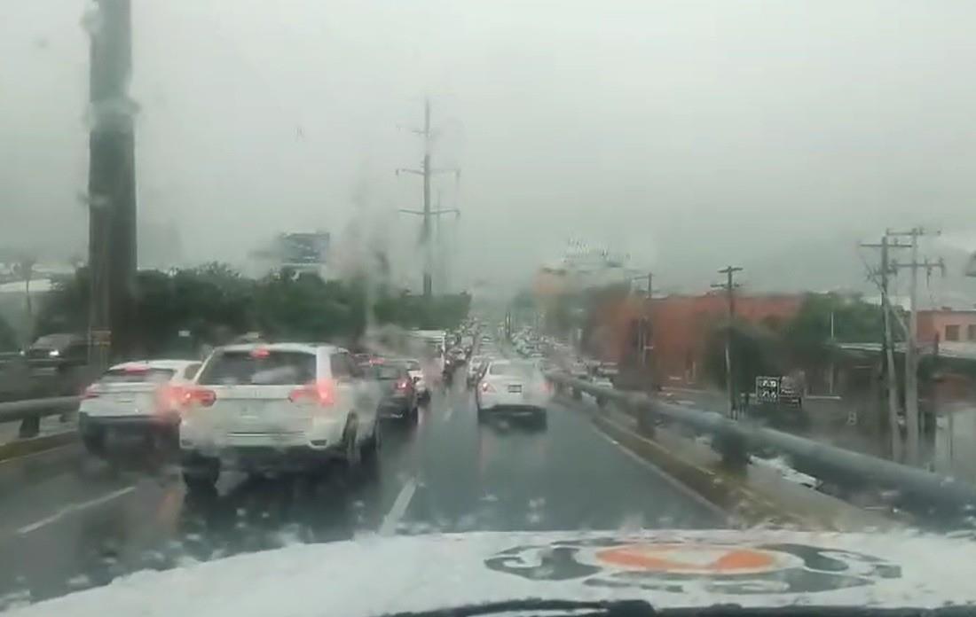 Fuertes lluvias que han complicado un poco la vialidad en Monterrey. Foto: Protección Civil de Nuevo León.