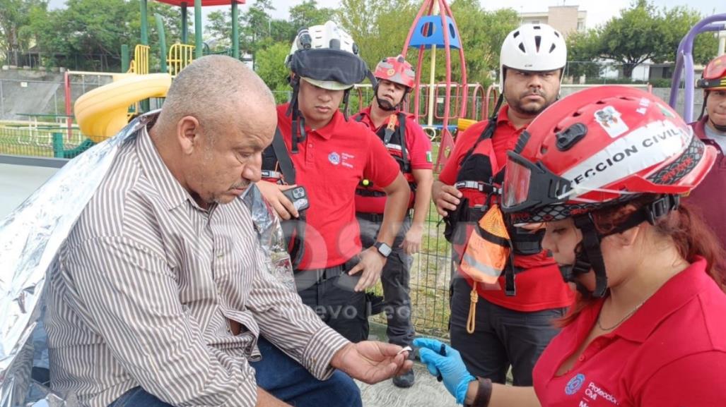 Rescatan a hombre de un arroyo en Monterrey