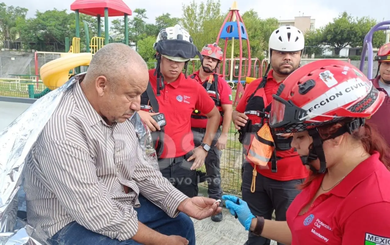 El hombre tras haber sido rescatado por los rescatistas. Foto: Raymundo Elizalde.