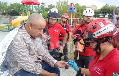 Rescatan a hombre de un arroyo en Monterrey