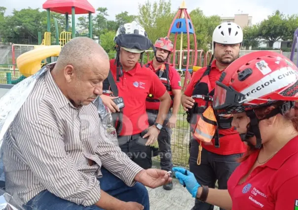 Rescatan a hombre de un arroyo en Monterrey