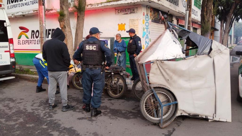 Mototaxista vuelca al circular a exceso de velocidad en Tláhuac, no hay heridos