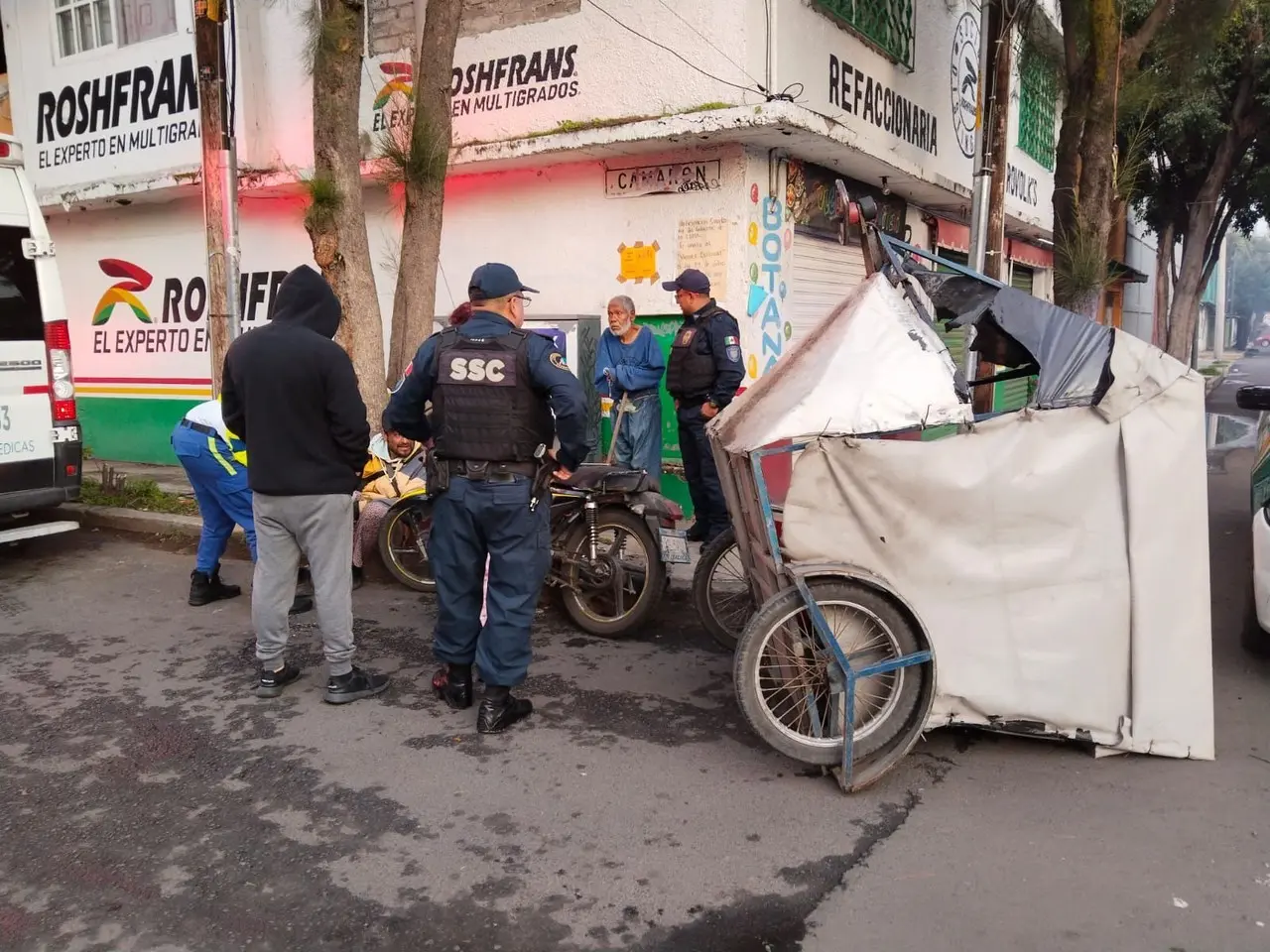 Elementos de la SSC ayudaron al conductor del mototaxi. Foto: Ramón Ramírez