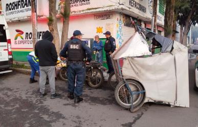 Mototaxista vuelca al circular a exceso de velocidad en Tláhuac, no hay heridos