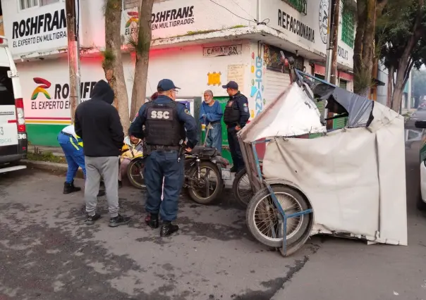 Mototaxista vuelca al circular a exceso de velocidad en Tláhuac, no hay heridos