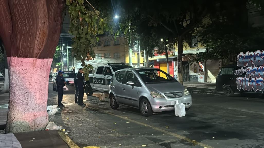 ¡Se pasa de copas! Conductor se queda dormido en su vehículo en la Obrera