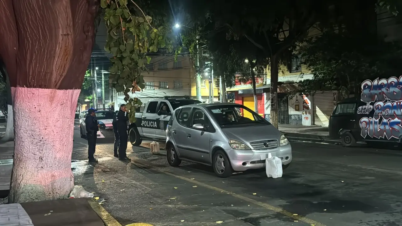 El vehículo se quedó a mitad de la calle. Foto: Ramón Ramírez