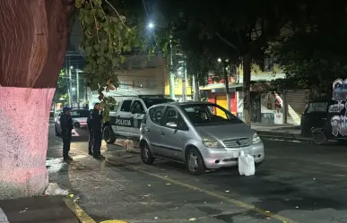 ¡Se pasa de copas! Conductor se queda dormido en su vehículo en la Obrera