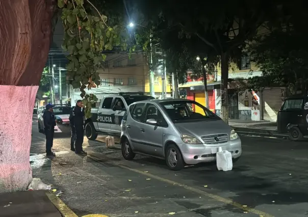 ¡Se pasa de copas! Conductor se queda dormido en su vehículo en la Obrera