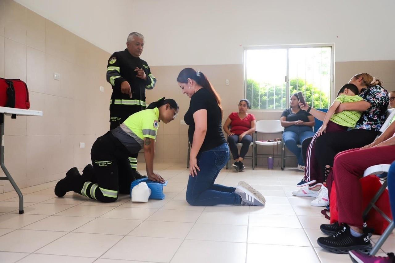 Elementos de Protección Civil de García dando curso de primeros auxilios. Foto: Facebook Gobierno de García.