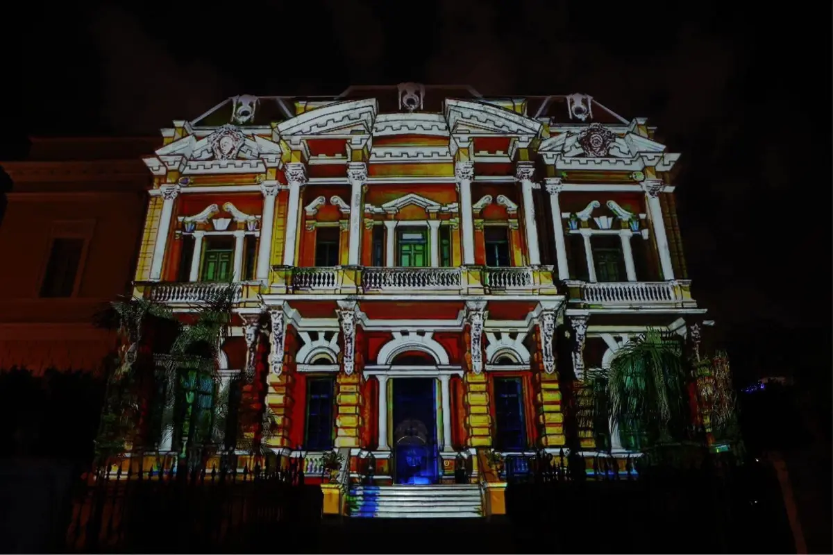 Fachada del Museo de Antropología e Historia Palacio Cantón siendo intervenida por Videomapping. Foto: Patricia Euan