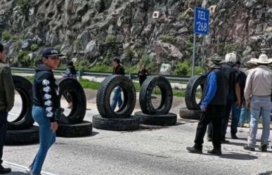 30 horas y contando...Sigue bloqueo de ejidatarios en el Arco Norte (VIDEO)